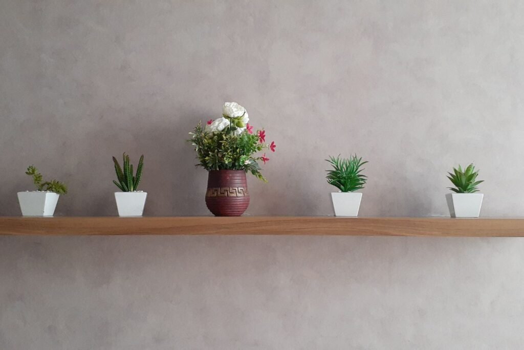 Shelf with vase - Haltani